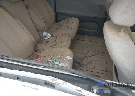 2014 Toyota Sienna Le V6 8 Passenger z USA, uszkodzony, nr VIN 5TDKK3DCXES512006